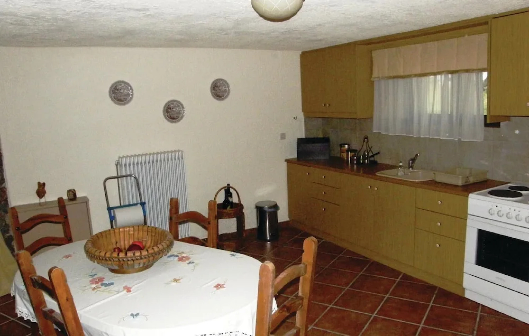 Amazing Home in Kamena Vourla With Wifi and 9 Bedrooms