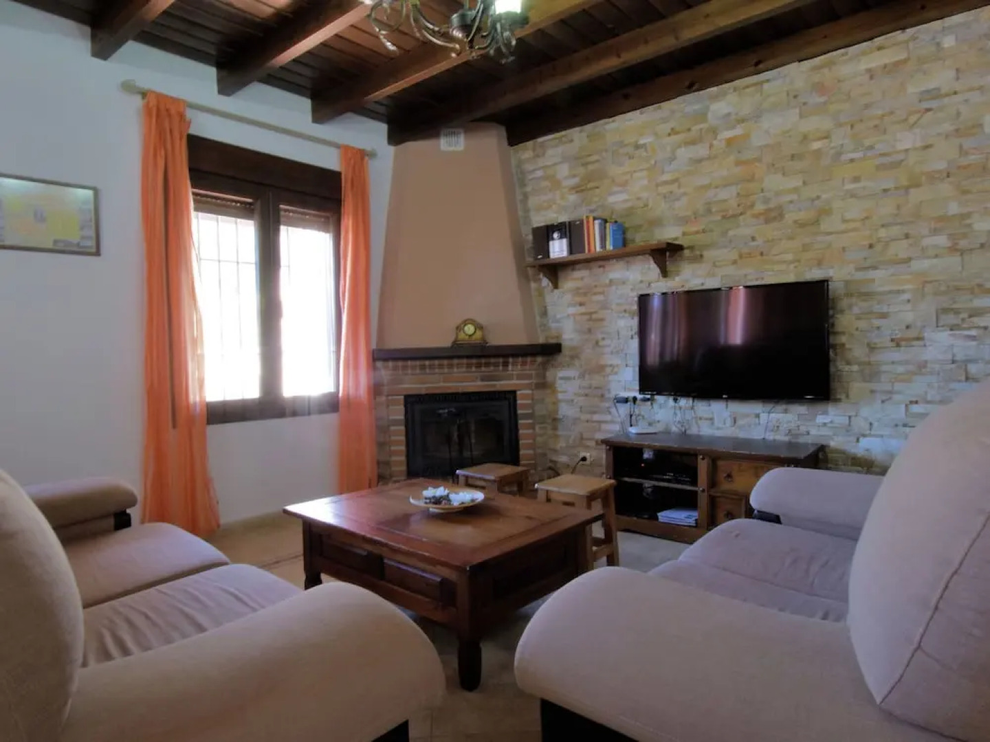 Spacious Villa in Sayalonga with Jacuzzi