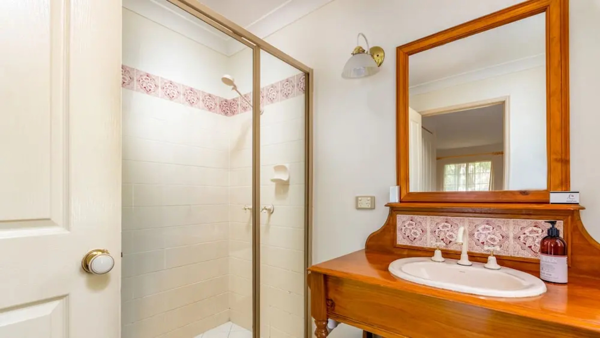 Honeysuckle Cottages Stanthorpe