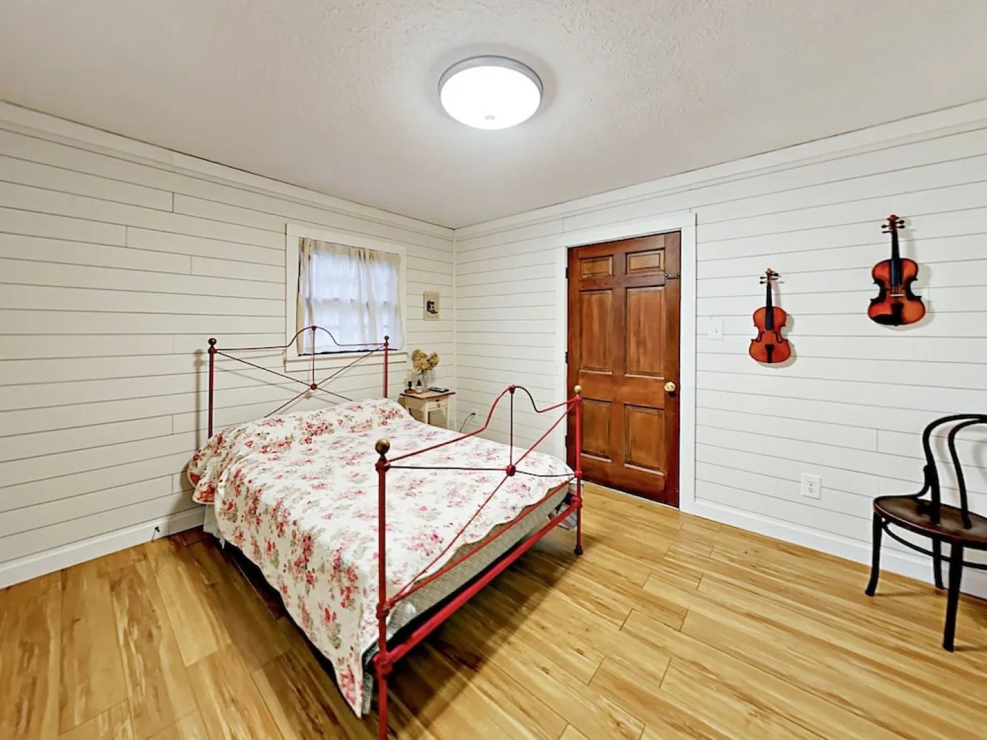 Retro-chic 1920s Bungalow - 2 Bedroom Cabin