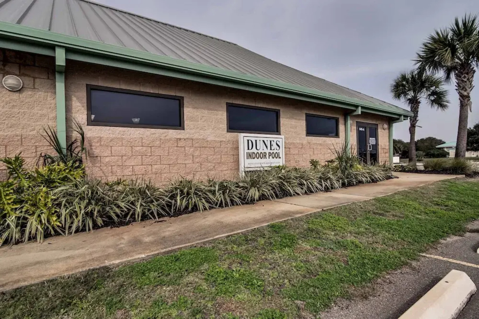 Royal Gulf Beach & Racquet Club 5802 Condo by RedAwning