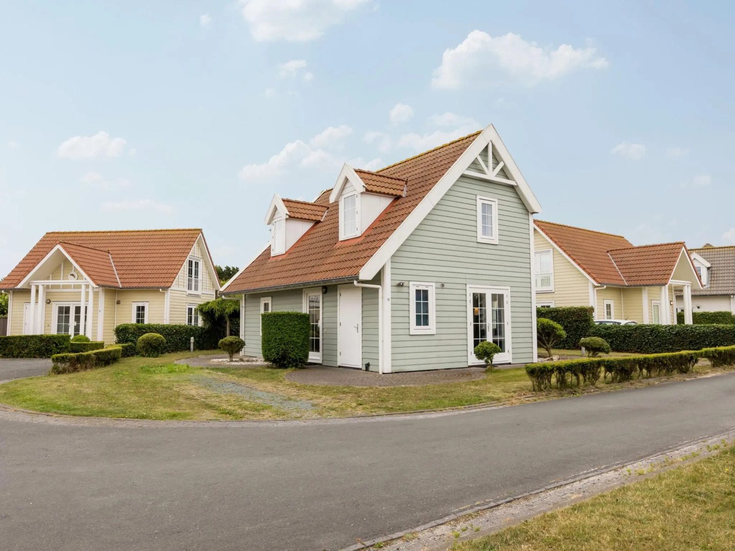 Restyled villa with soundbar 500m. from the beach
