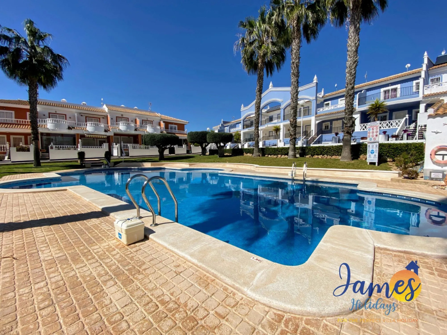 Laguna Townhouse overlooking Communal Pool LOM01