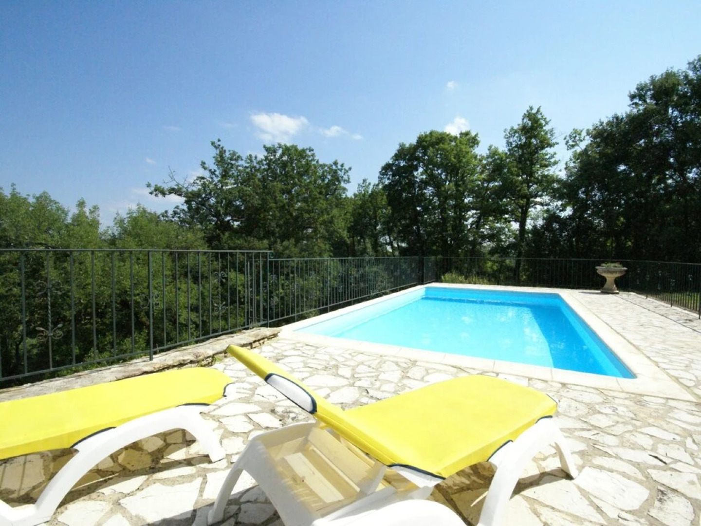 Modern Holiday Home in Florimont-Gaumier with Private Pool