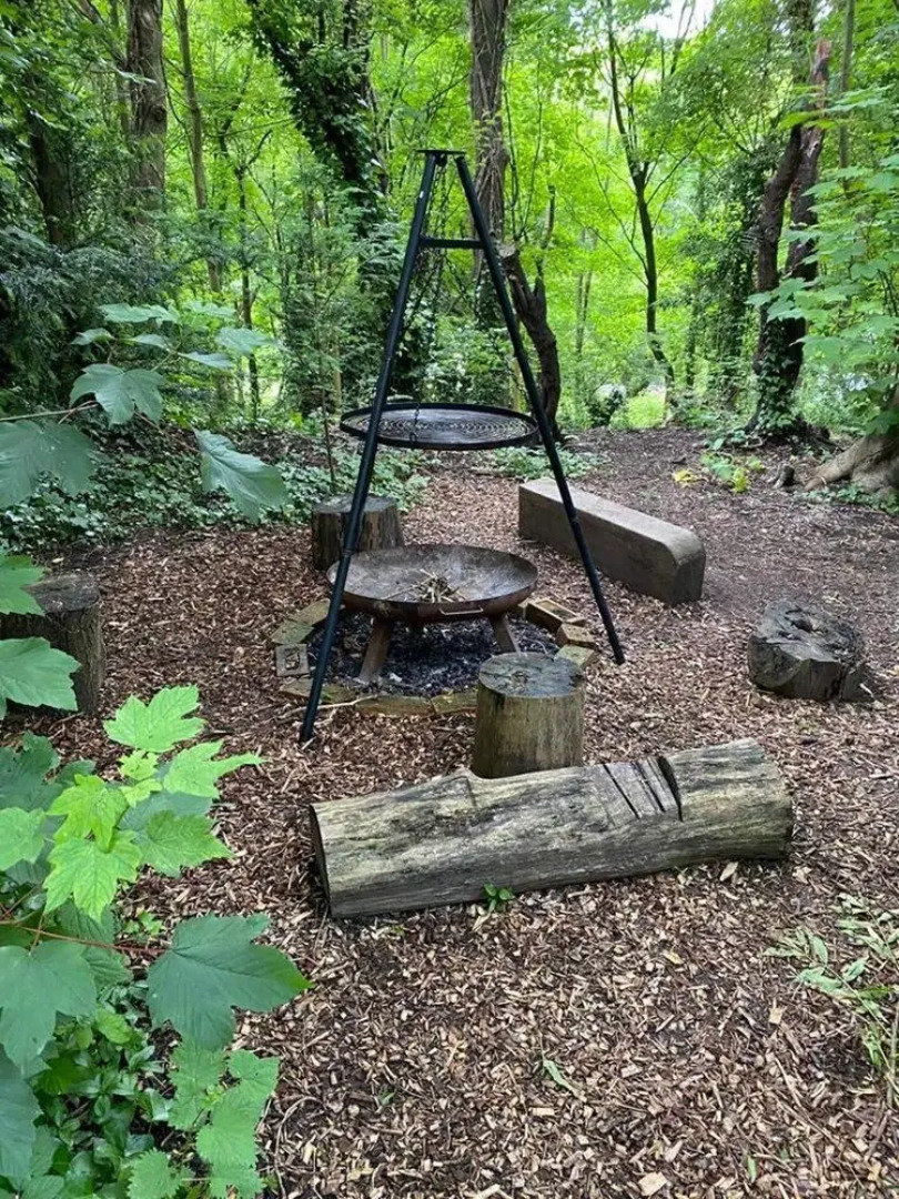 Woodland Cabin Retreat in Alfriston - hot tub