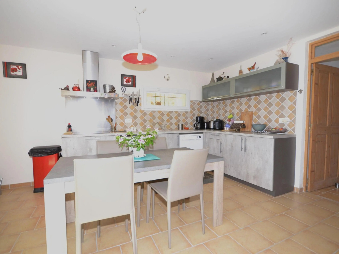 Beautiful holiday home with enclosed, private swimming pool near the village of Aubais.