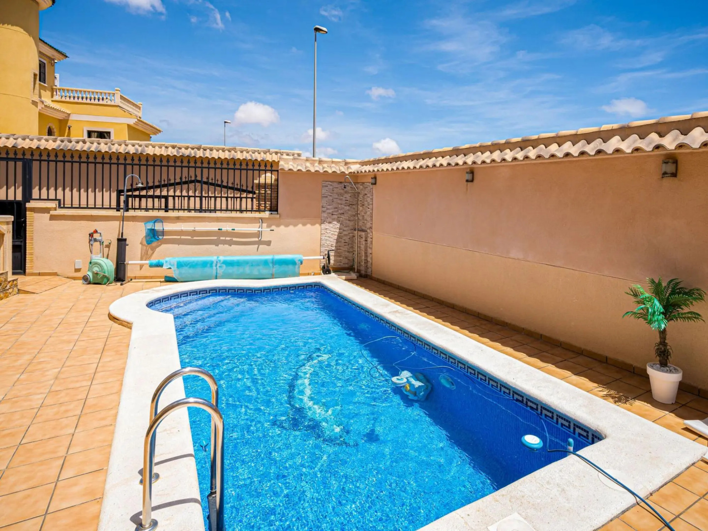 Inviting Holiday Home in Orihuela with Garden
