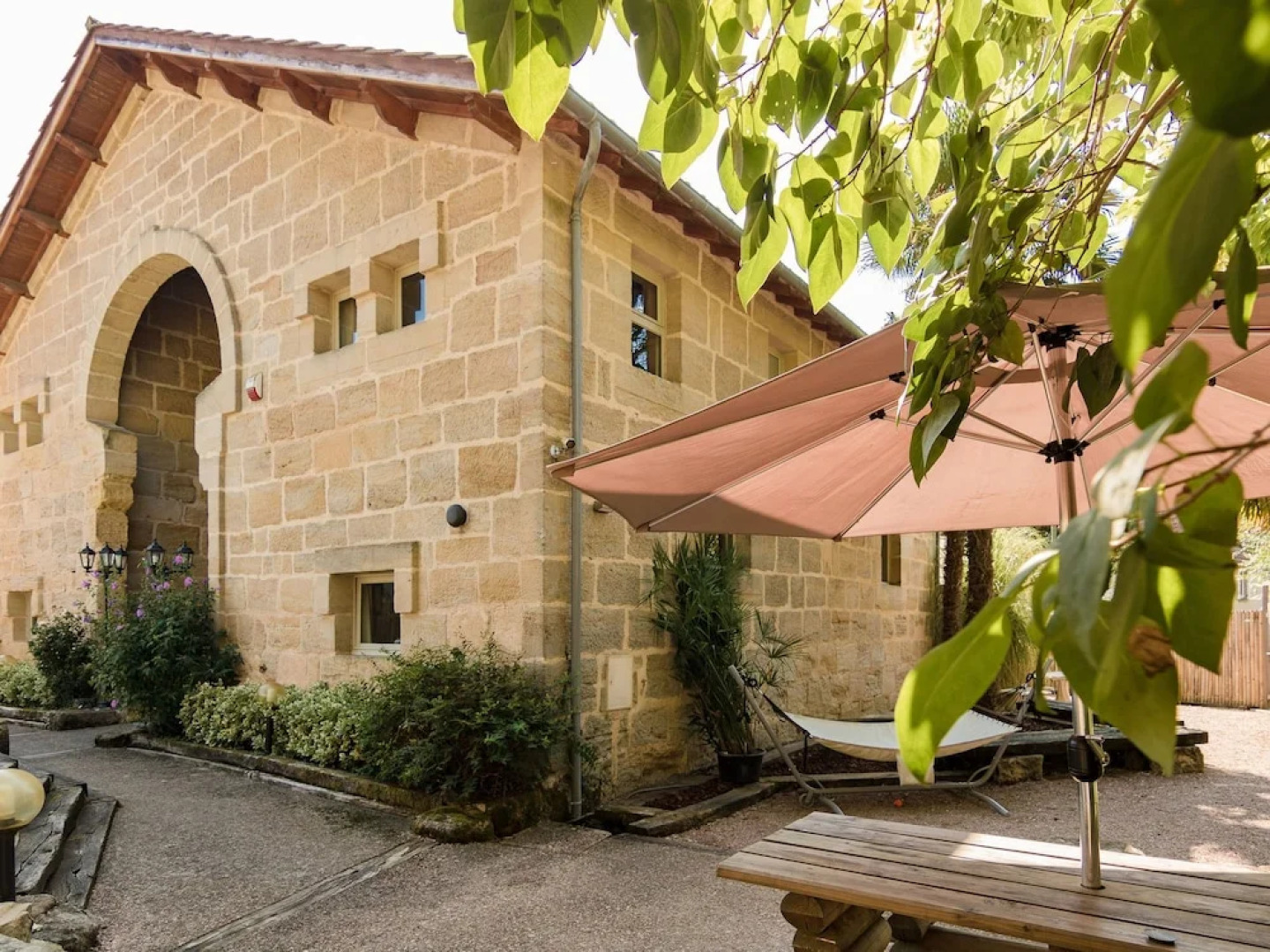 Lush Mansion in Lacapelle-marival With Jacuzzi