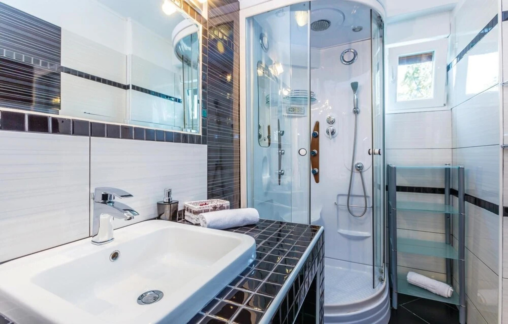 Stunning Home in Risika With Wifi and 3 Bedrooms