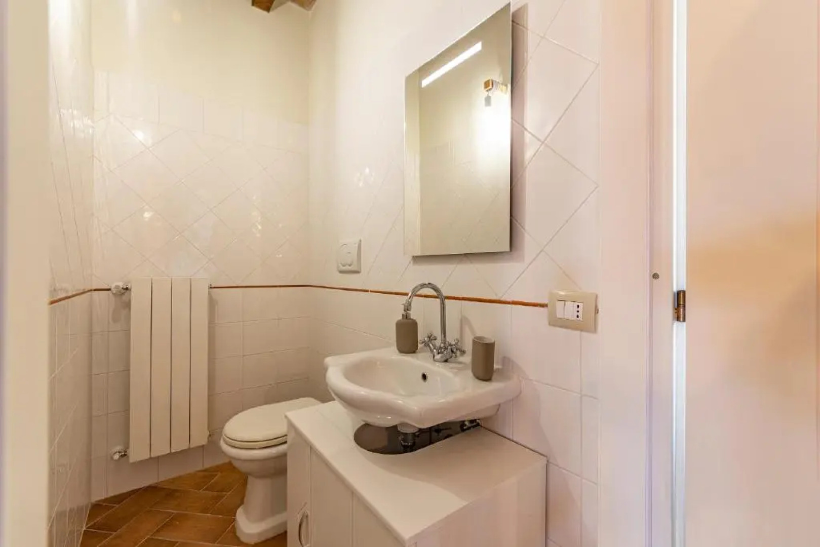 Bright Apt With Terrace and Shared Pool