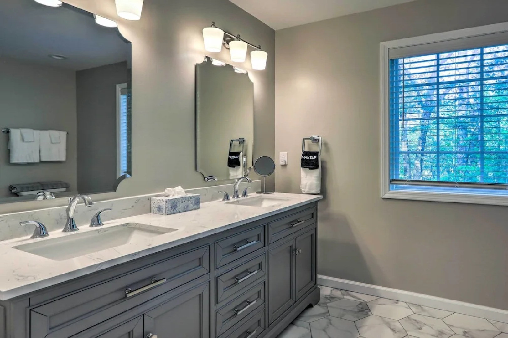 Chic Lake Sinclair Retreat With Dock & Hot Tub!