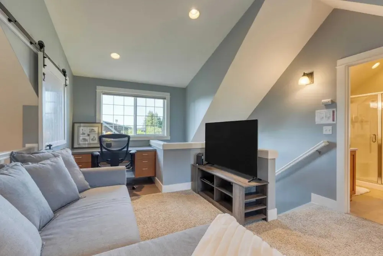 Sunny Backyard, Fireplace, Coastal Access in Peaceful Neighborhood Near Shopping