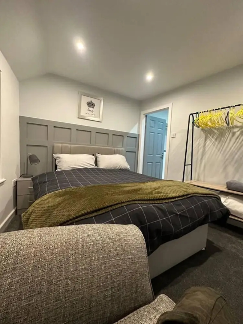 Immaculate 4-bed Detached House in Bootle