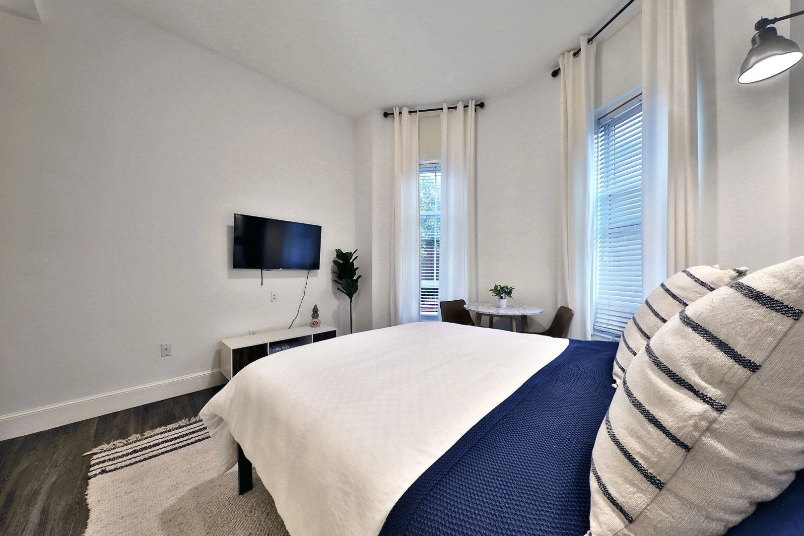 Spacious Studio With Fast Wifi!