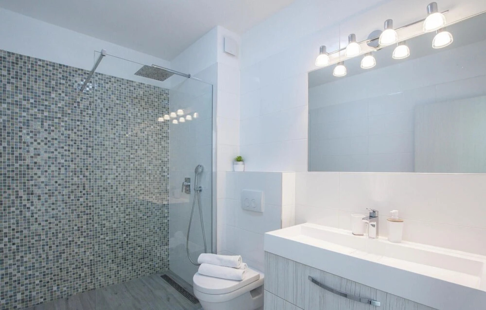 Nice Home in Kucine with WiFi, 4 Bedrooms & Hot Tub