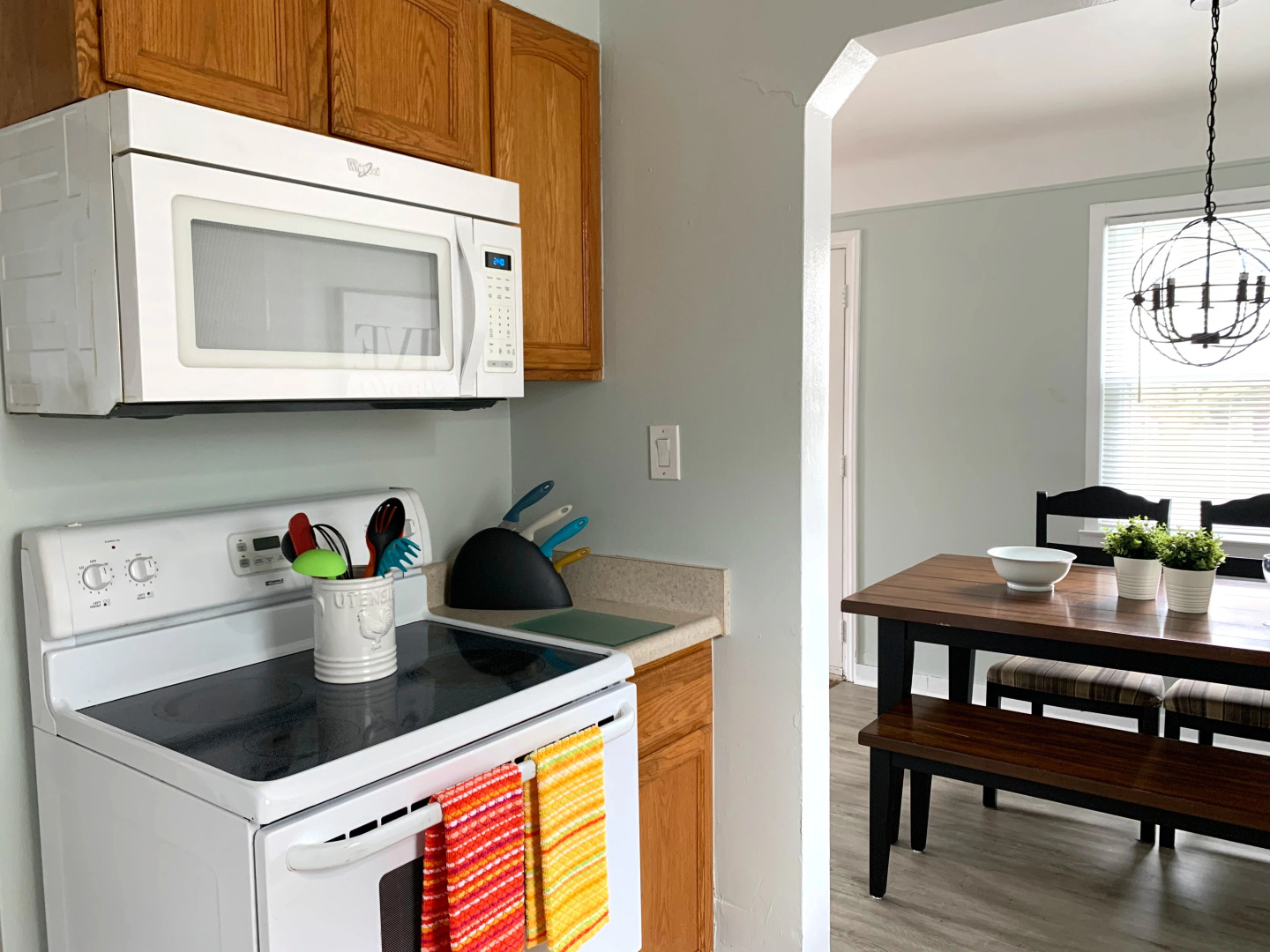 Colorful and Stylish Retreat - 5 Min To GM