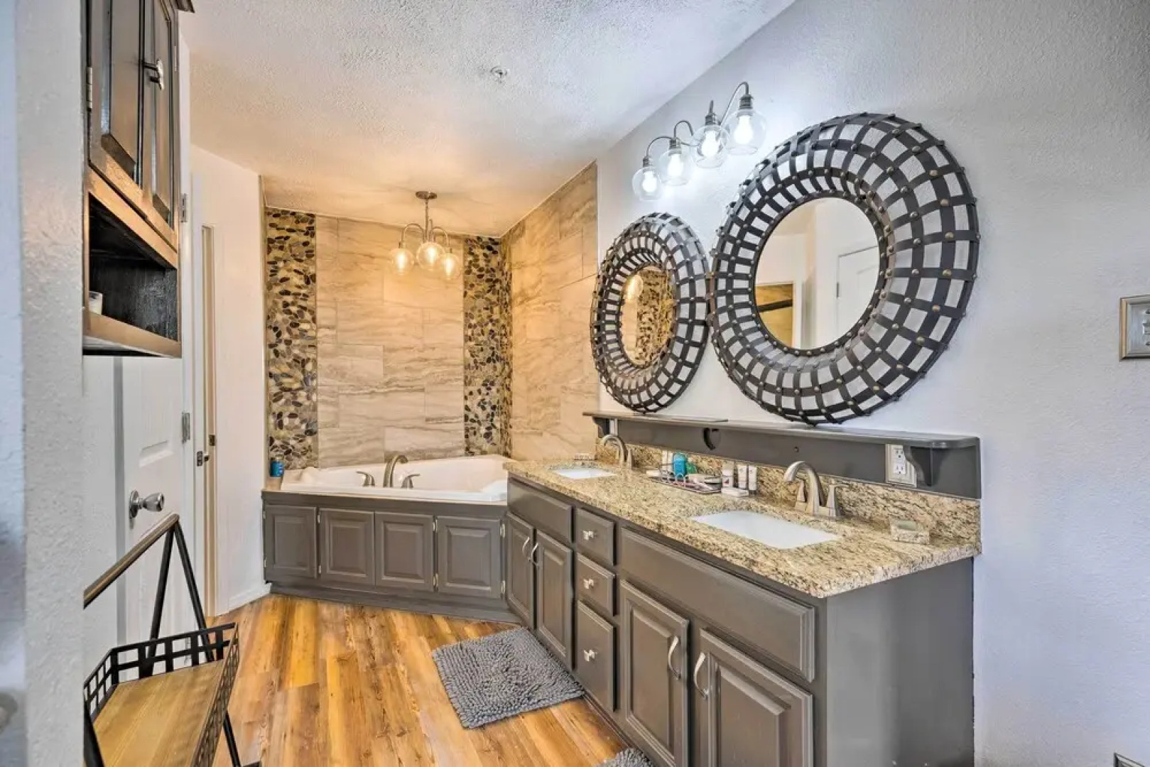 'hilltop Hideaway' Branson Home w/ Trampoline!