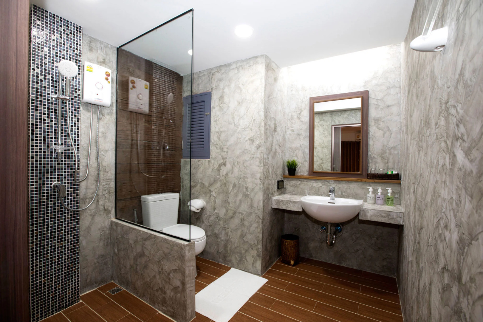 Boutique Poo-Yai Lee