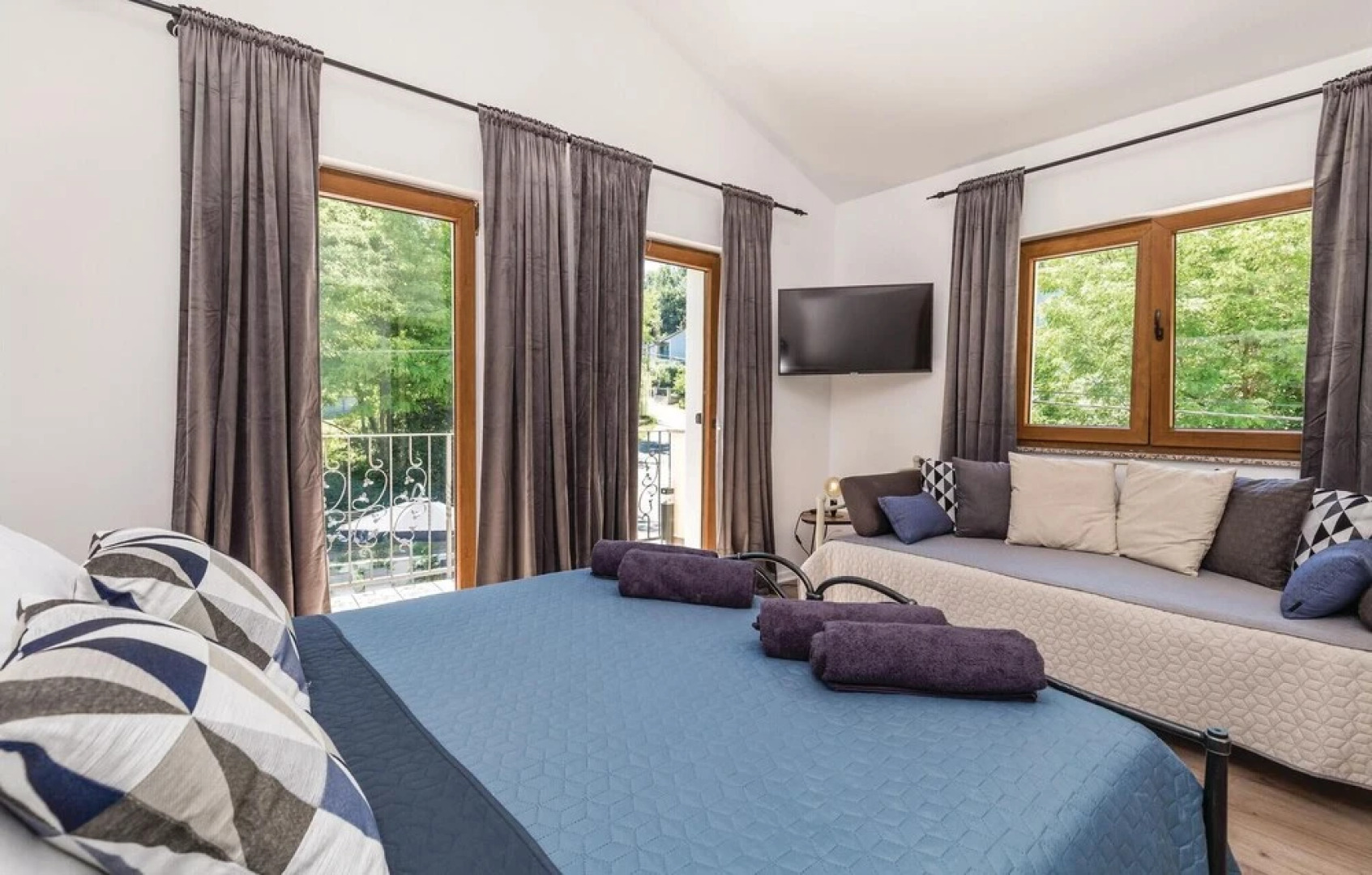 Nice Home in Zastenice With Wifi, 2 Bedrooms and Outdoor Swimming Pool