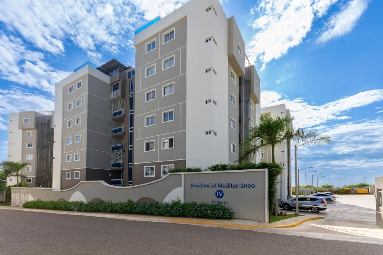 Modern Apt With free parking and AC 3brs