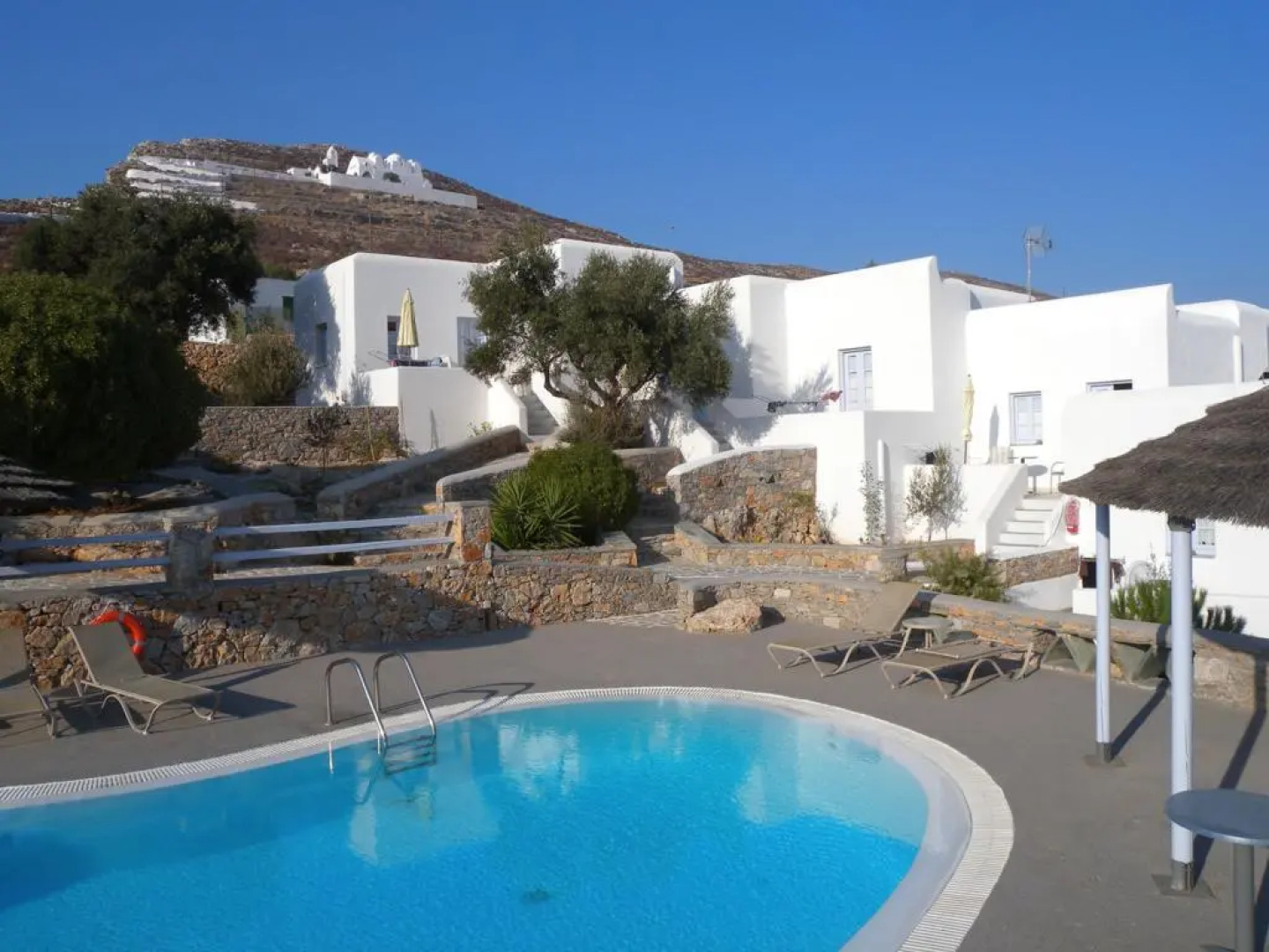 Haraki Studios & Apartments