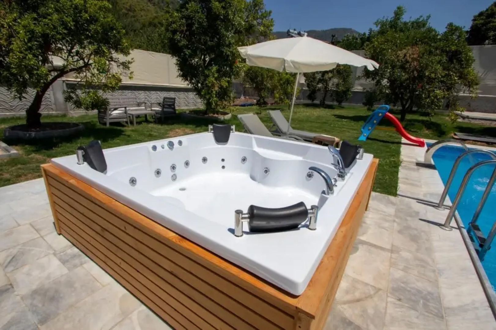 Villa With Pool Jacuzzi and Backyard in Inlice