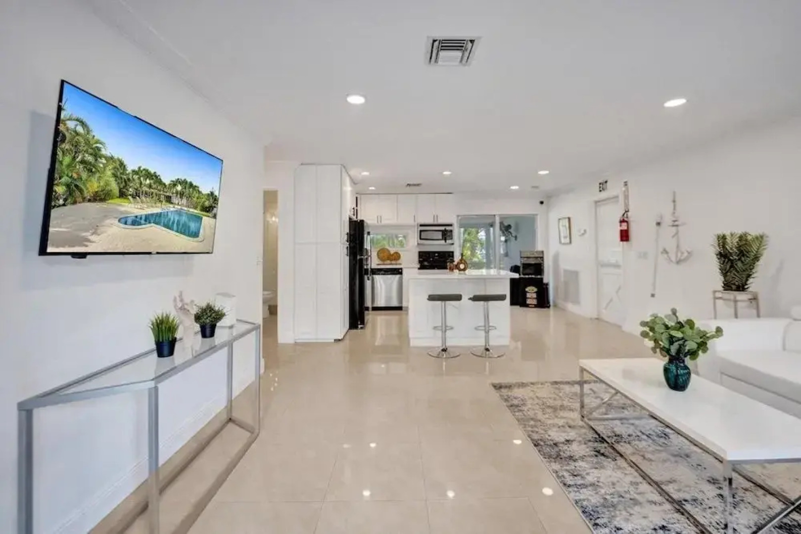 Casa Lago 3 Bedroom Home by Redawning