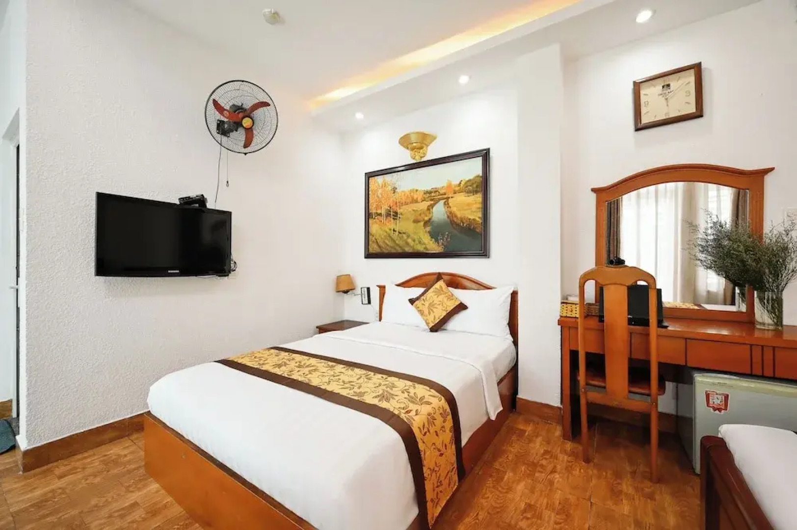 Queen Hotel Saigon Airport