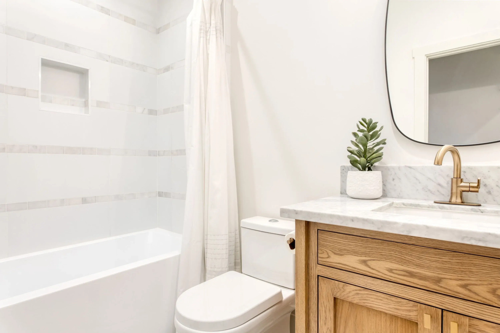 Luxury Retreat, 5mins to the Lake Game Room + Fire Pit Howlite by Avantstay