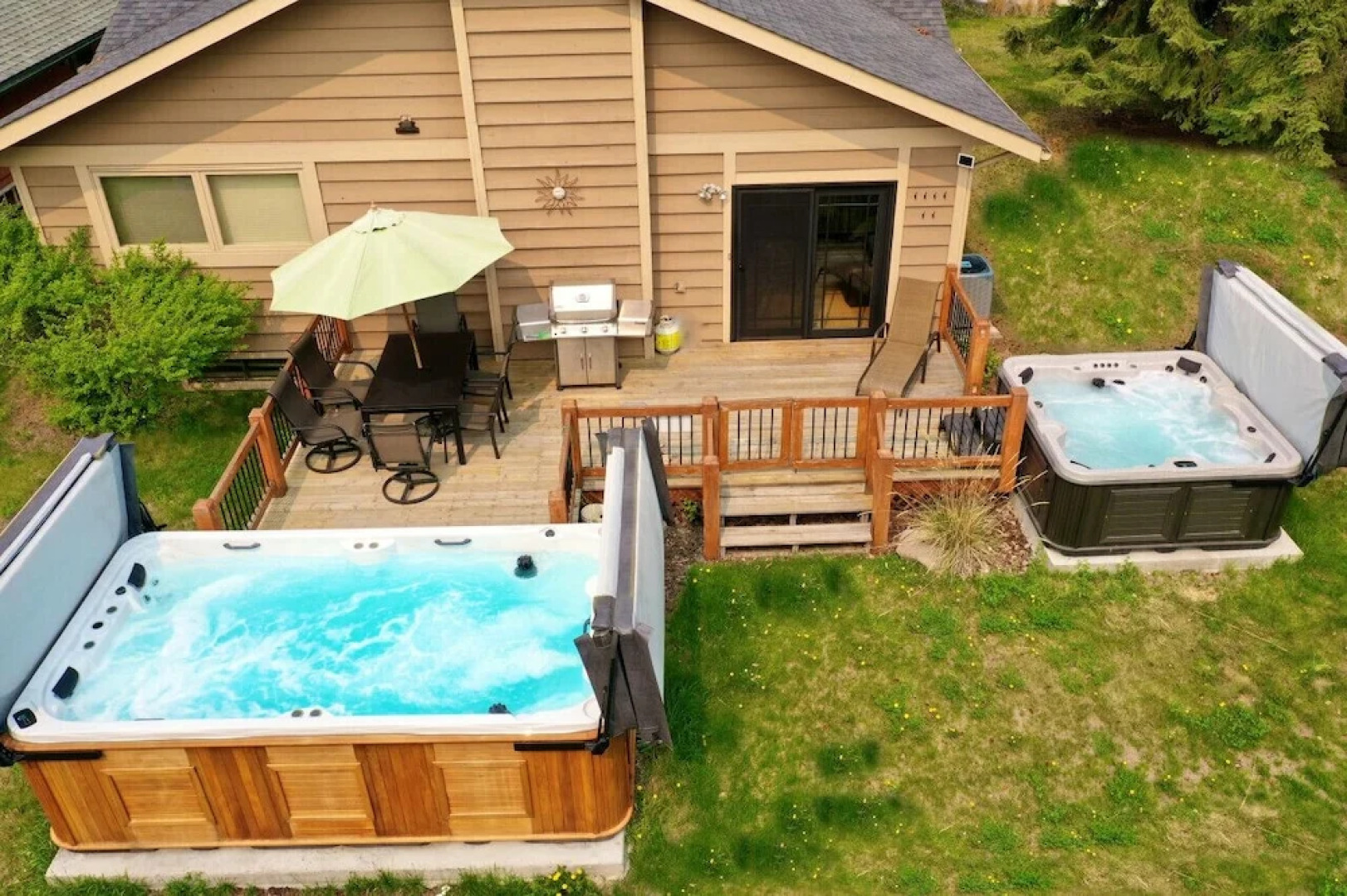 SPACIOUS 3,000 sq2 Luxury Home | PRIVATE Pool & Hot Tub | STEPS to Kinsmen Beach