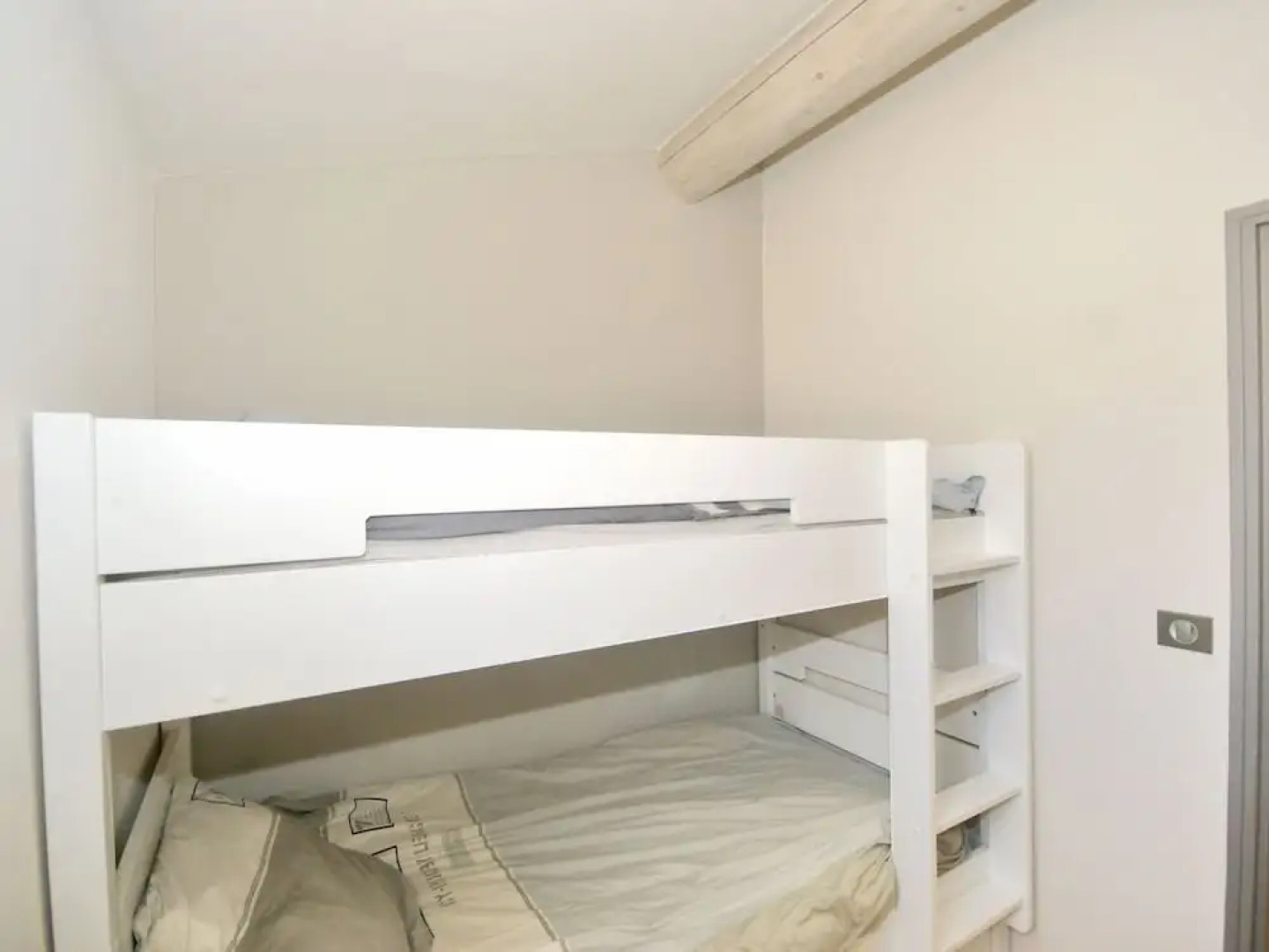 Modern Holiday Cottage With Swimming Pool and Close to Beautiful Saint-remy-de-provence