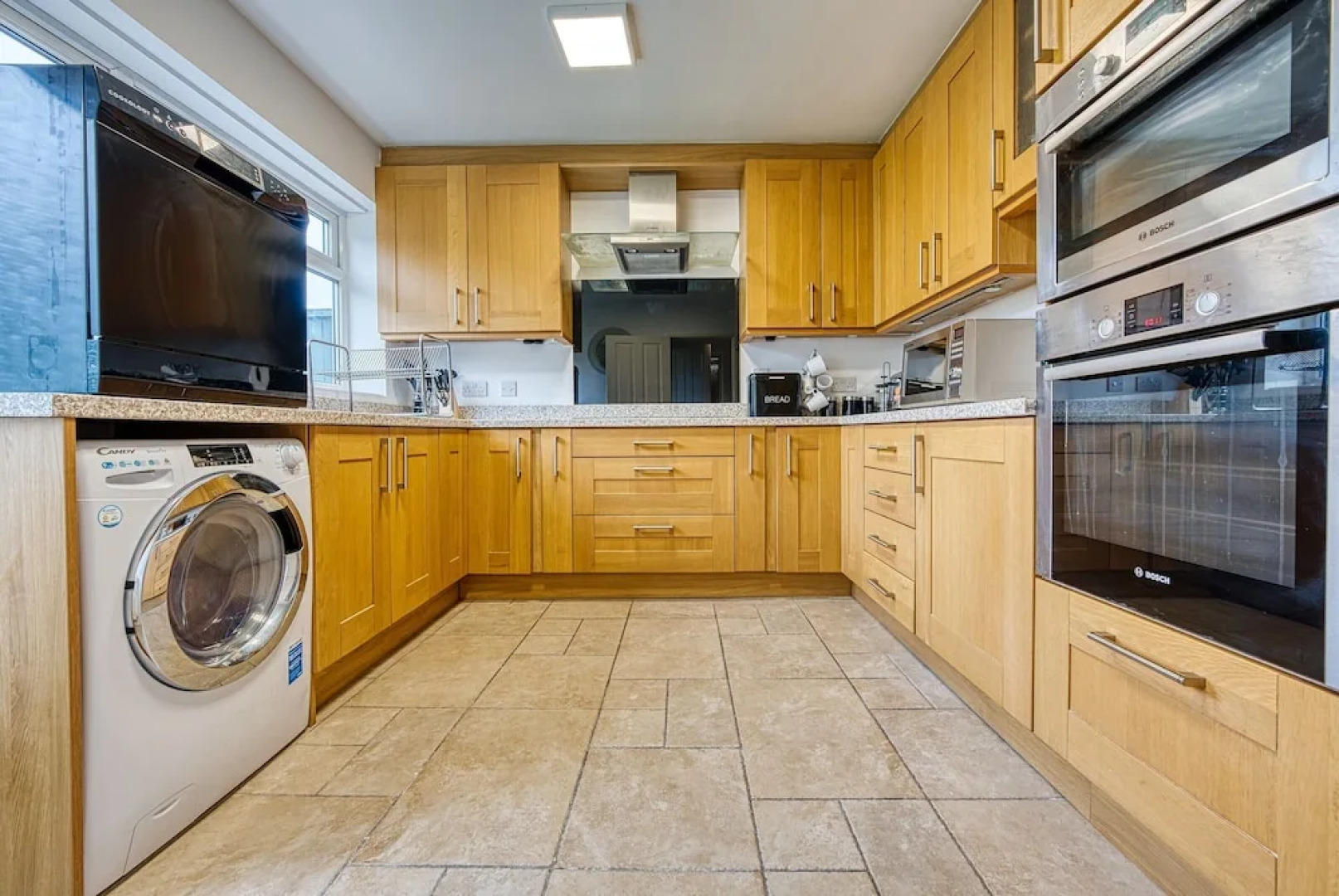 Modern 3 Bedroom 2 Bath Hse with Parking