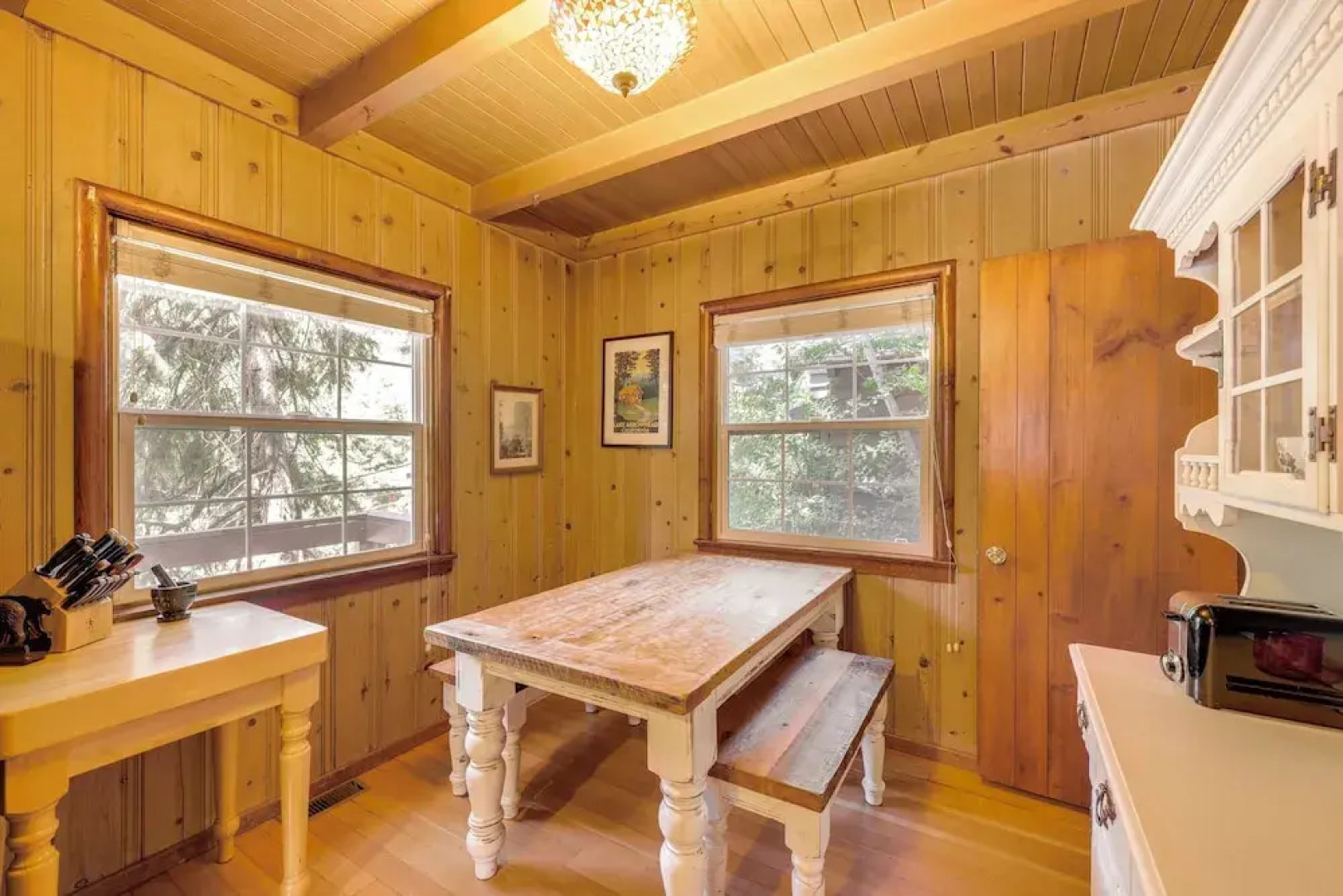 Vintage 'snow White' Cottage ~ 2 Miles to Village!