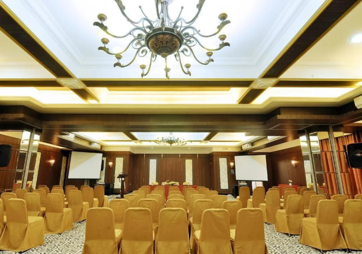 Pose in Solo by Wstay