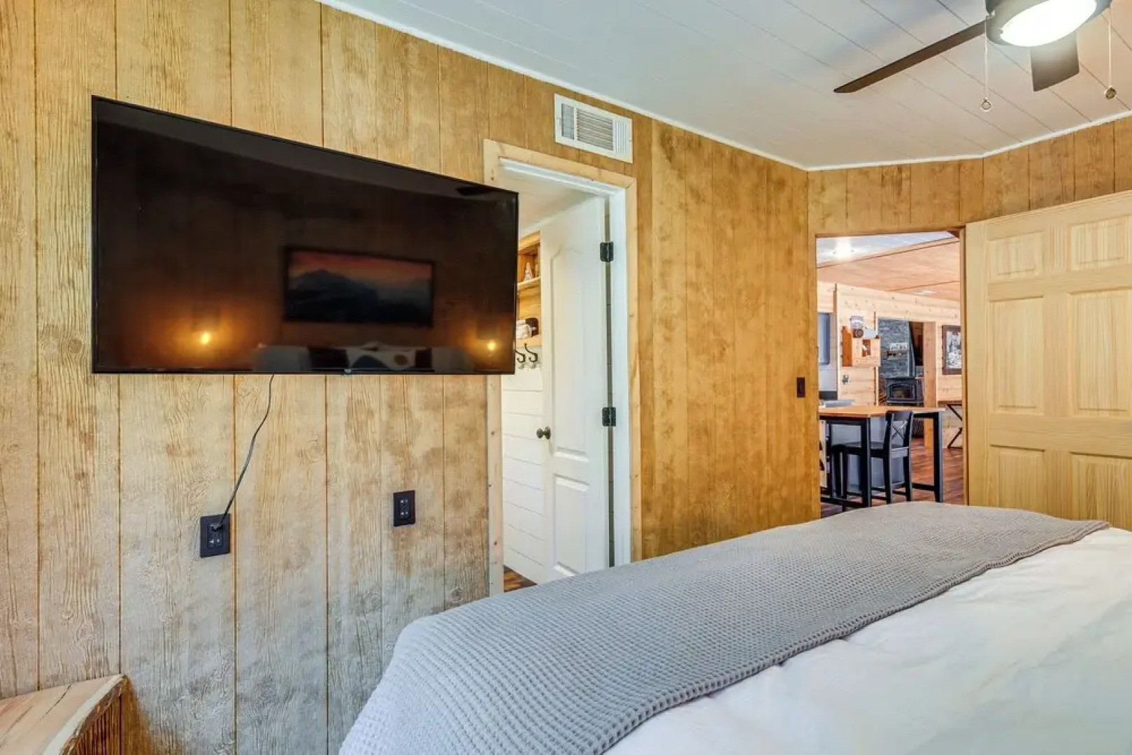 Inviting Utah Cabin w/ Spacious Deck + Fireplace!