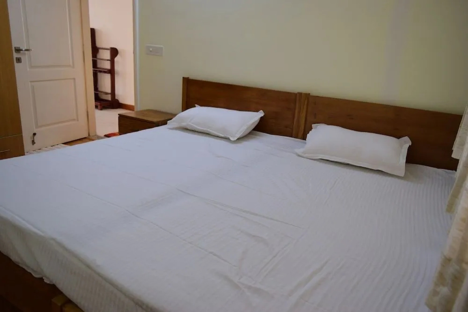 Vehomes Spacious Condo in Greater Noida