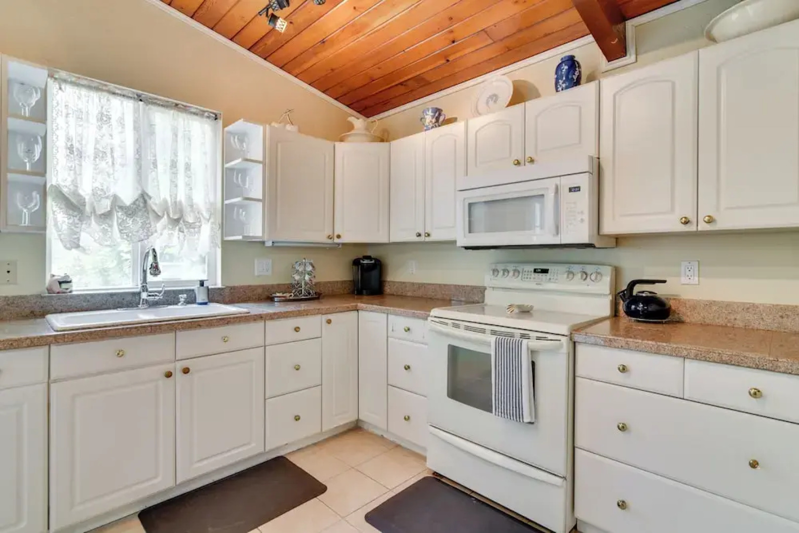 12 Mi to Portland: Aloha Home w/ Private Backyard