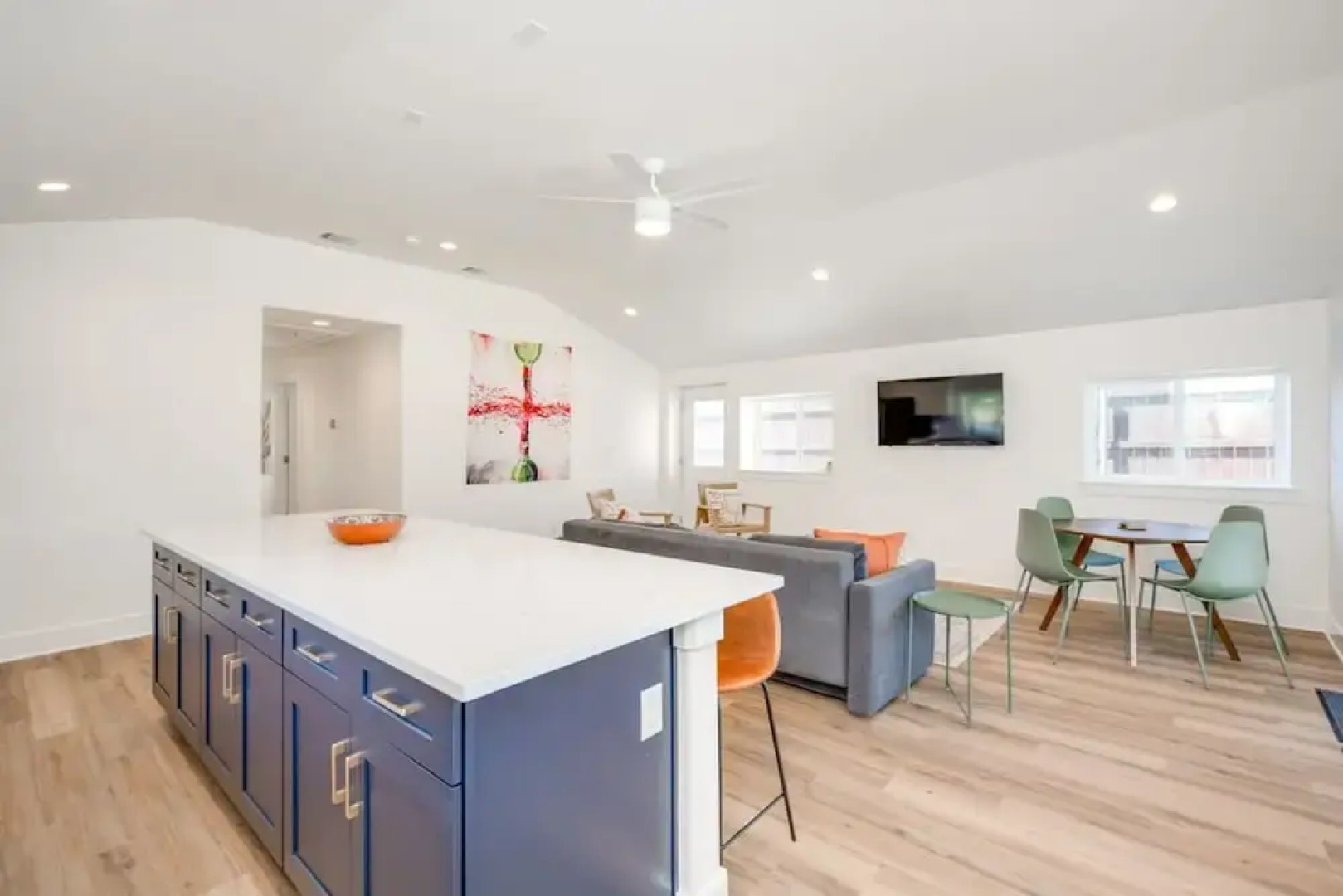 Modern 3 2 two Kings hot tub Fire pit 16min to Wine Trail Nearby Pickleball Courts Pools