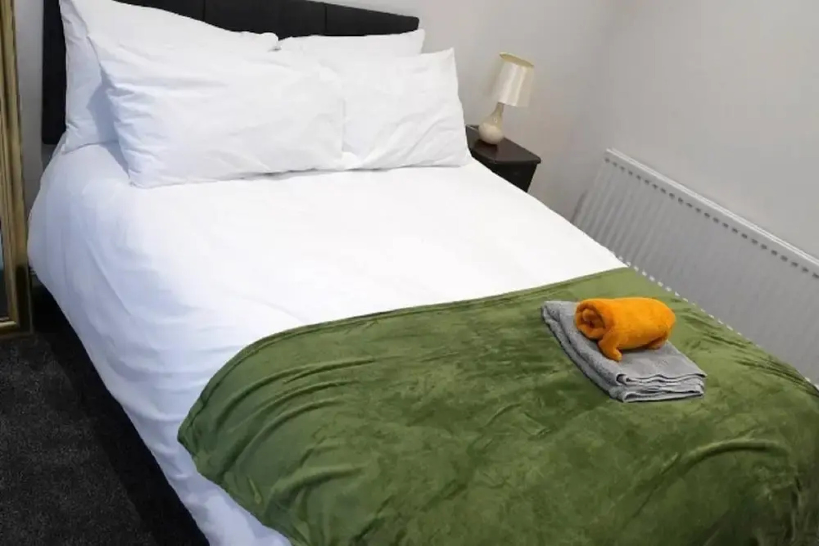 4 bed House - Private Garden - Free Parking