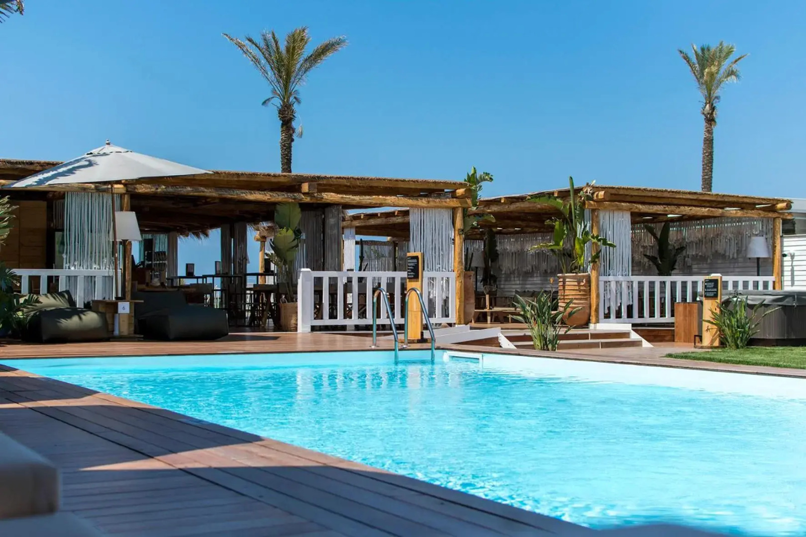 Cumeja - Beach Club & Hotel