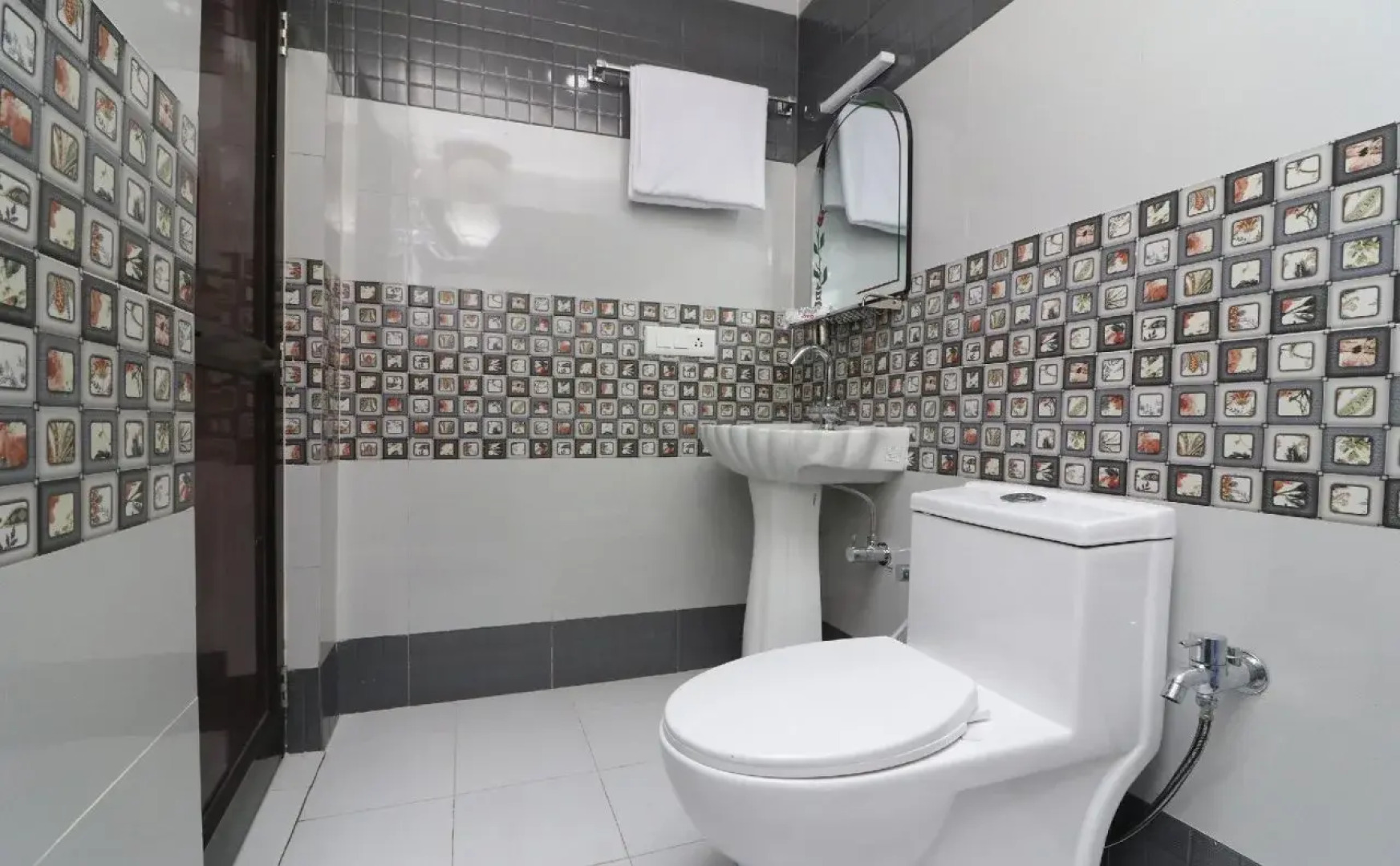 S.J Hotel's by OYO Rooms