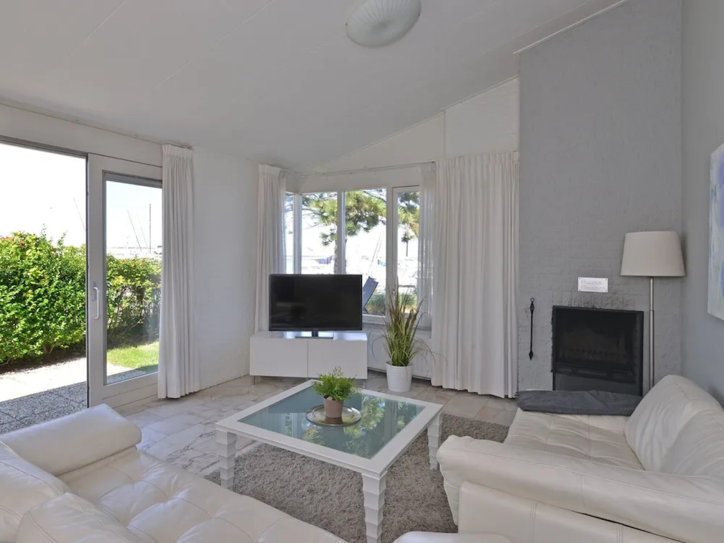 Detached bungalow for 5 people with a beautiful view of the marina