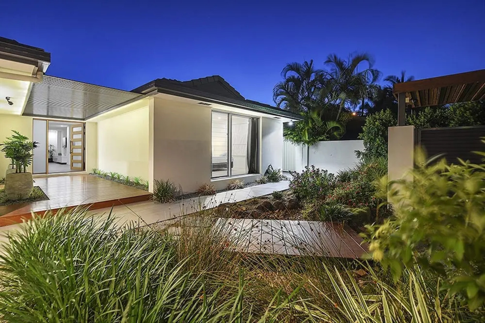 Just in Paradise Waterfront 5 Bedroom Deluxe House Central Broadbeach