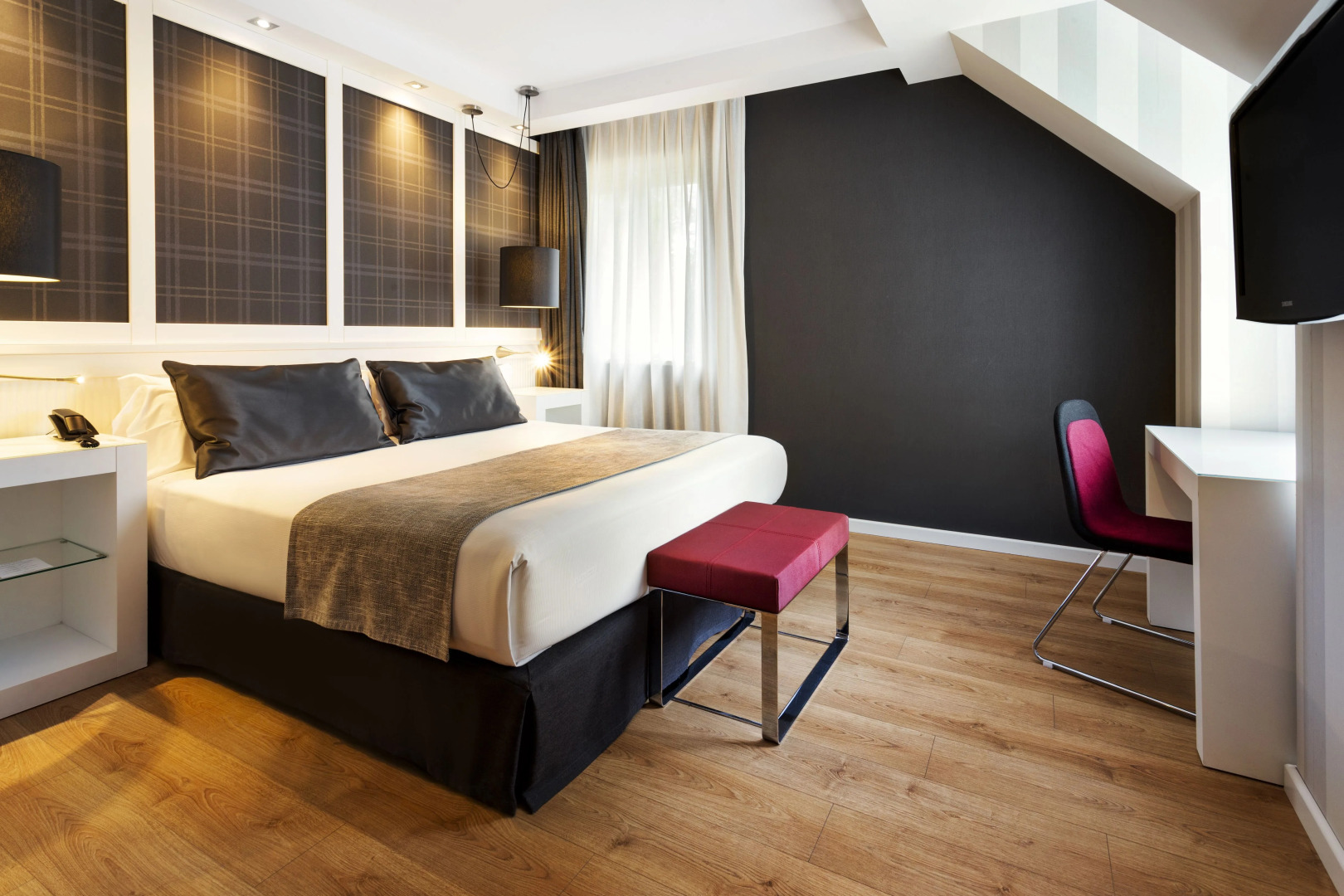 Отель Catalonia Reina Victoria