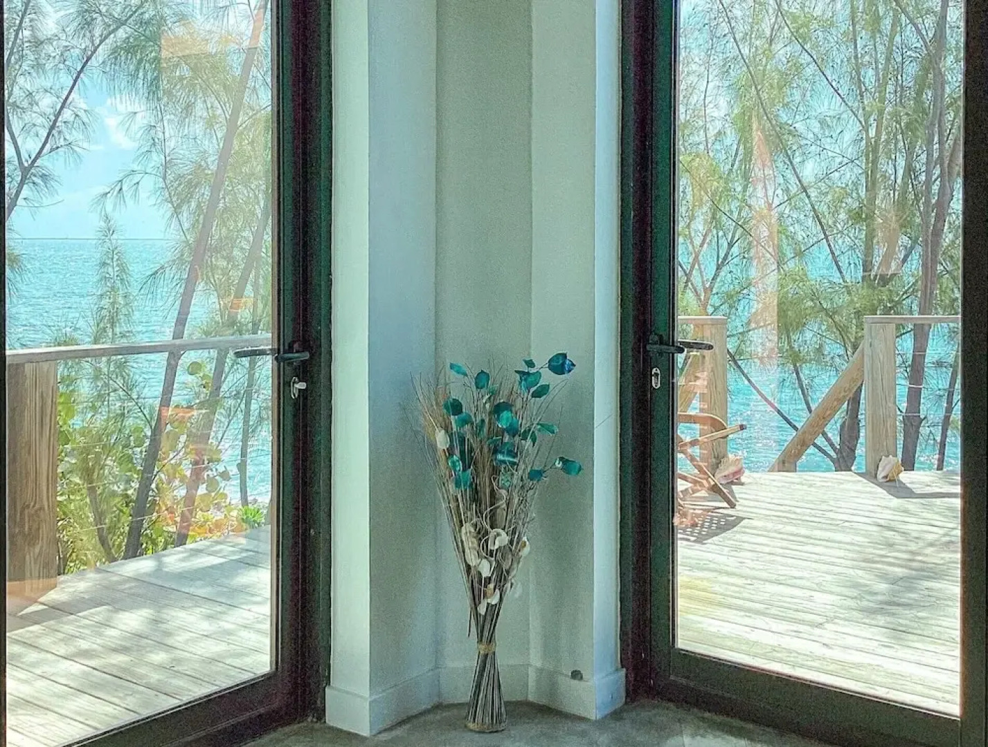 Seaside Serenity: Elegant Beachfront Escape