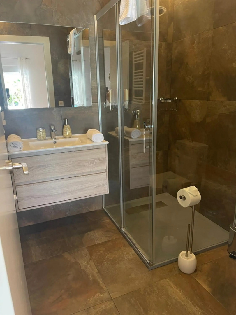 Habitación con cama extra doble más sofa cama apta hasta para 4 personas con baño privado