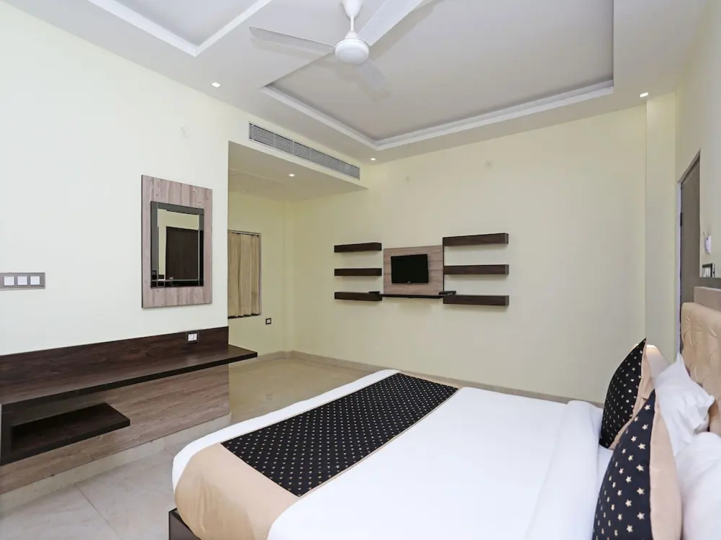 OYO Flagship 120 Gupta Inn Cantonment