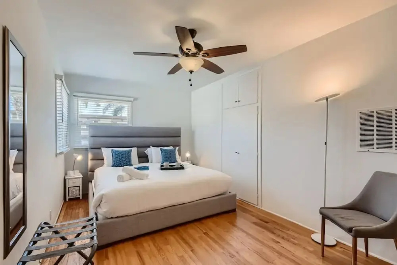 Walk to Beach - King Apt In 1 Area - AB