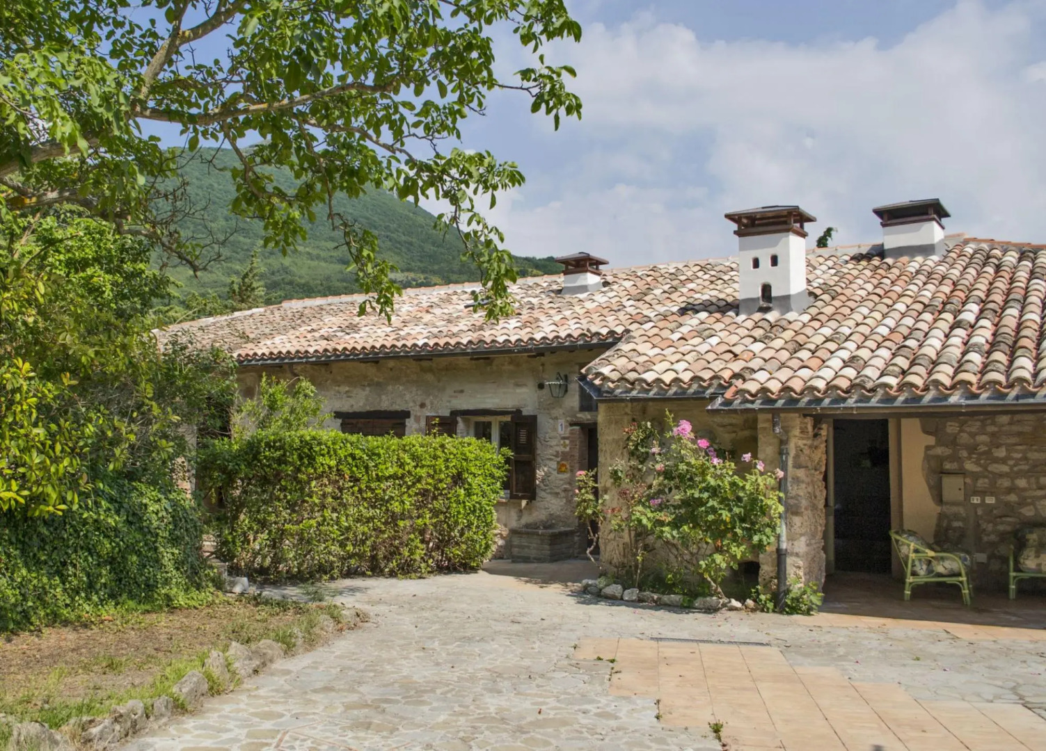 A total immersion in greenery and tranquillity.-Casale LUISA