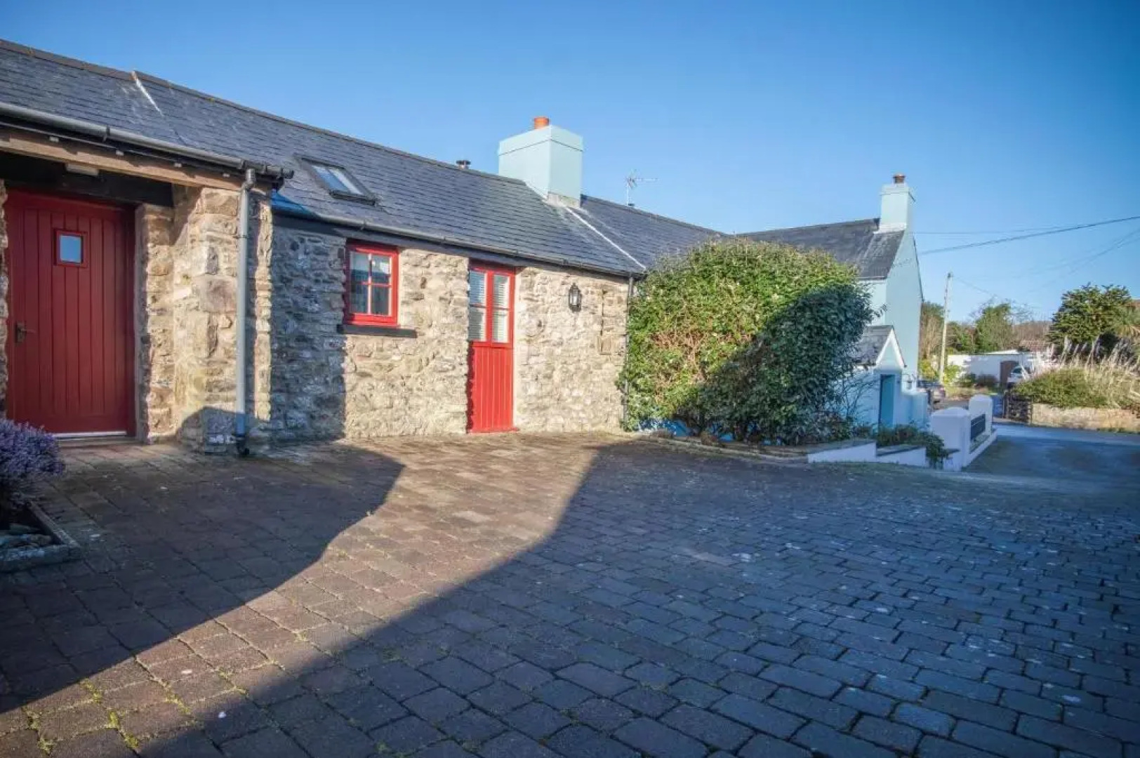 The Old Stables - 3 Bedroom Cottage - Angle